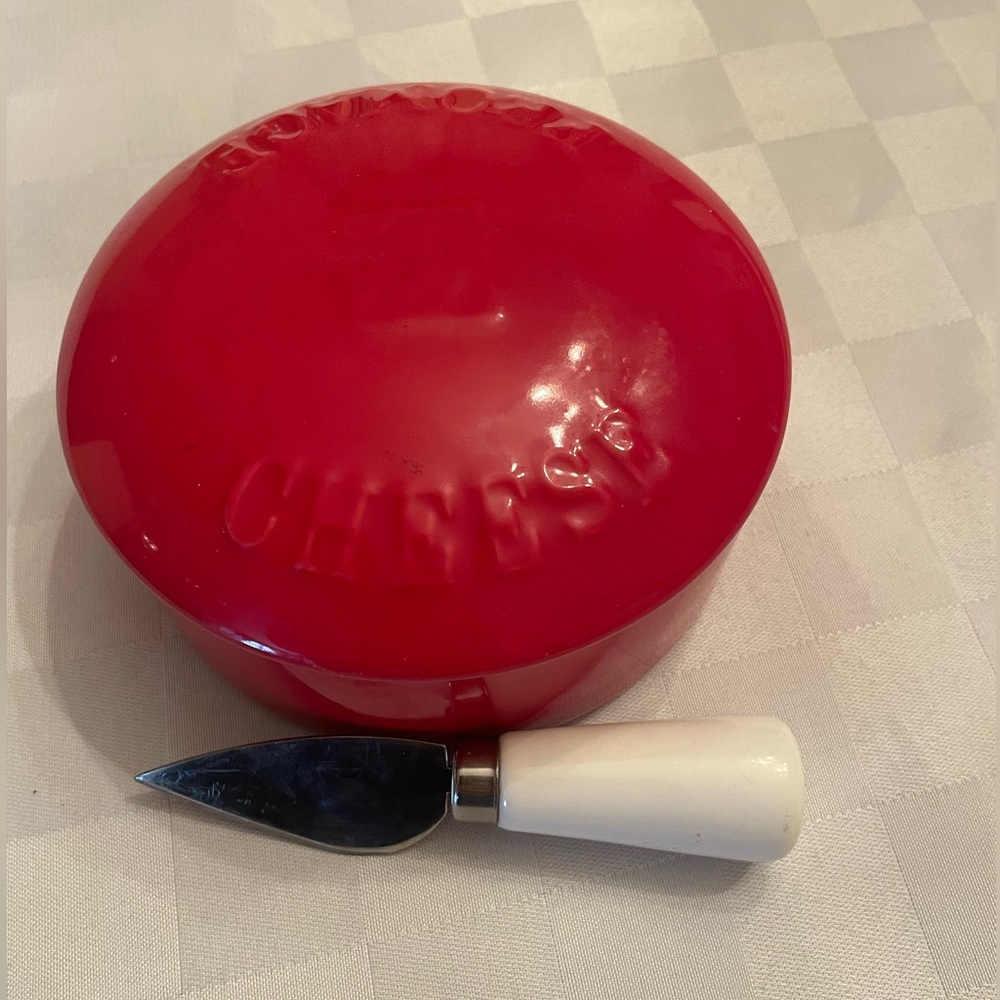 NWOT designed by gourmet Village Red 2 piece ceramic Cheese Wheel with Knife